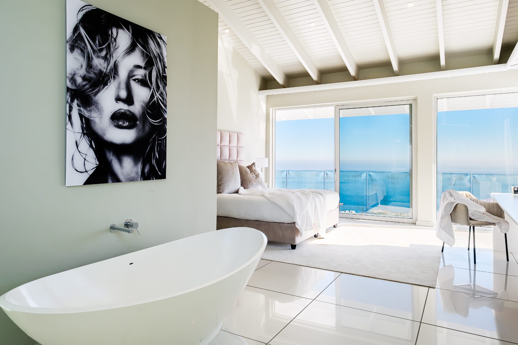 En-suite with freestanding bathtub